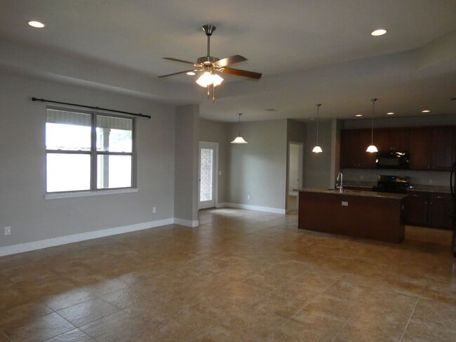 Building Photo - Spacious 5-Bedroom Home