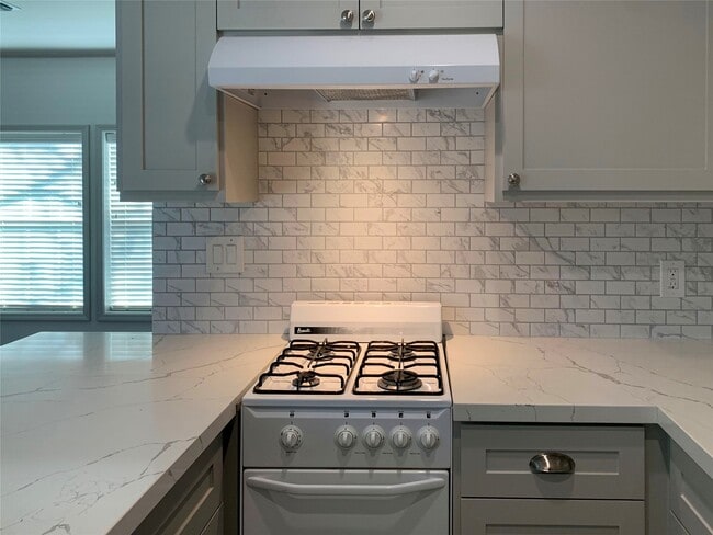 Building Photo - 1912 Sul Ross St