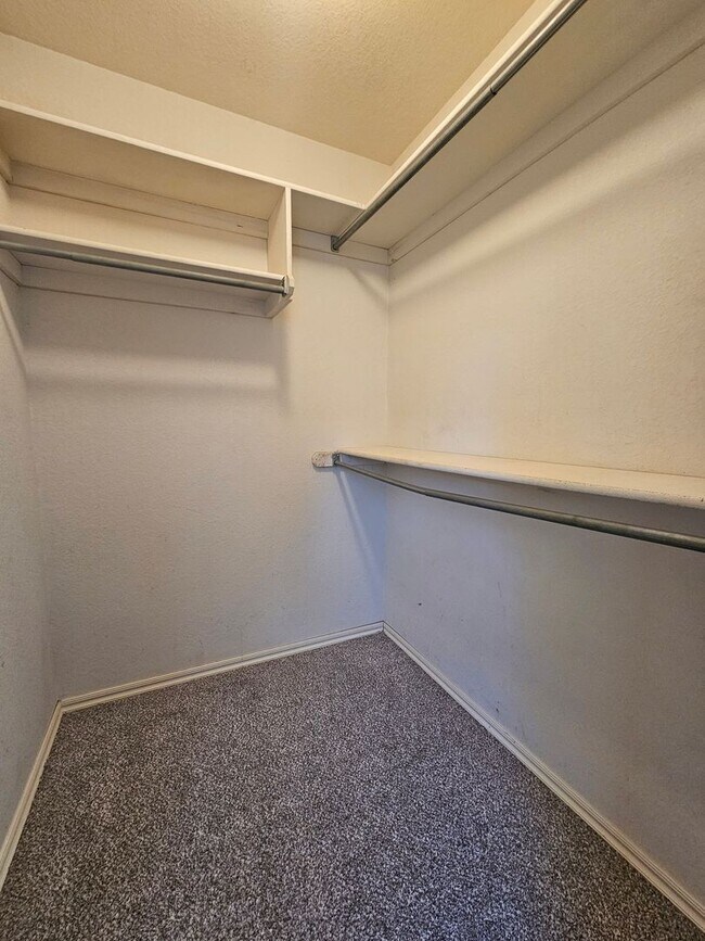 Building Photo - (3) Bed/(2) Bath Avail NOW! Storm Shelter!