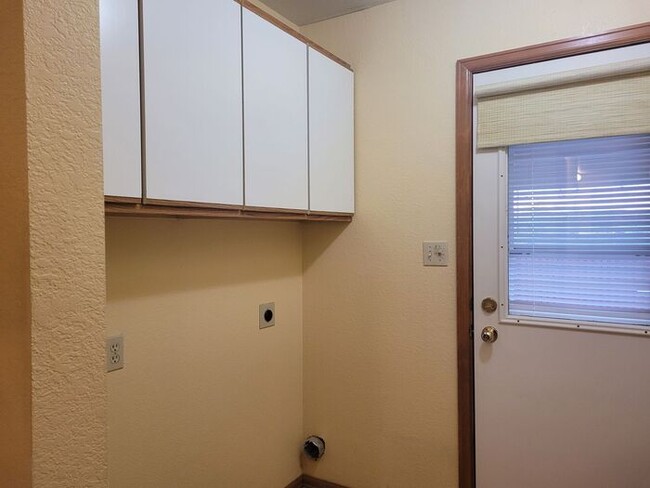 Building Photo - Private large 2 bedroom 2 bath townhouse e...