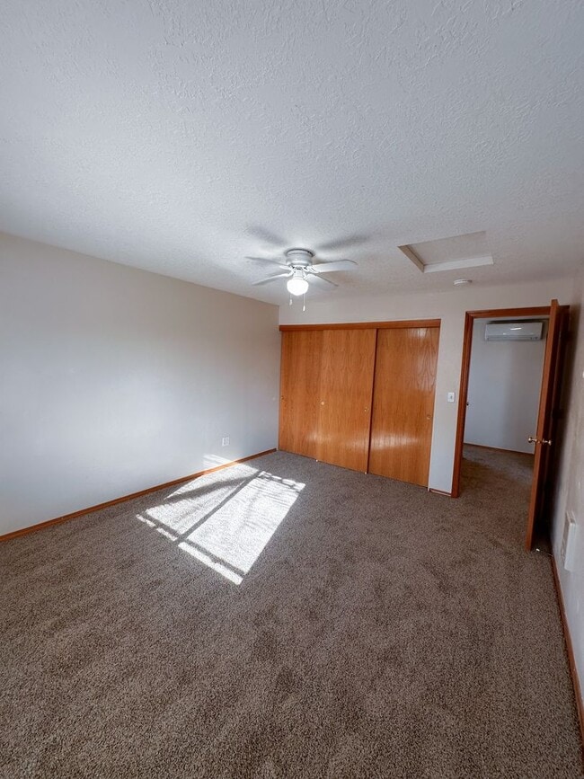 Building Photo - Spacious 2-Bedroom Duplex in Desirable Neighborhood