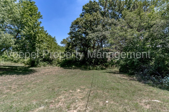 Building Photo - 2 Bedroom 1 Bath Remodeled KCK Duplex