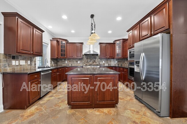 Building Photo - 2718 Old Course Road