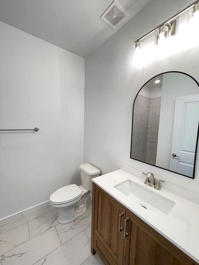 Building Photo - Brand new modern townhomes
