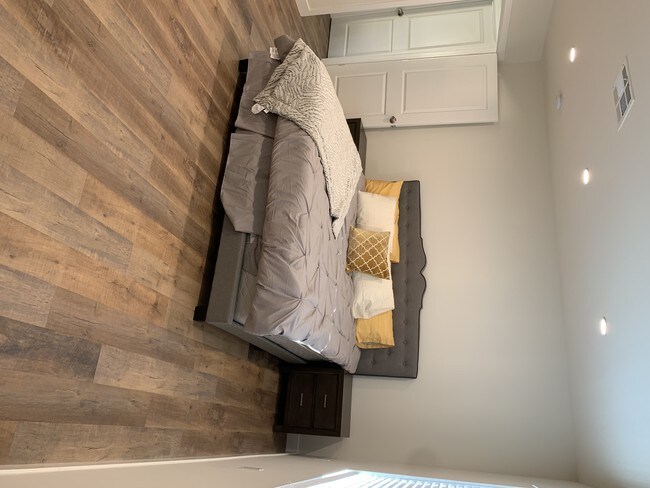 Building Photo - 11313 Delano St