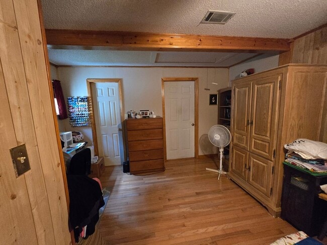 Building Photo - Cozy Home
