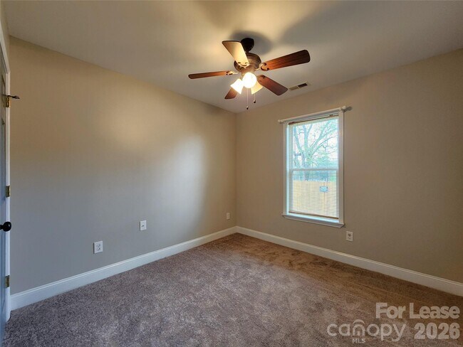 Building Photo - 1607 Parkdale Ave