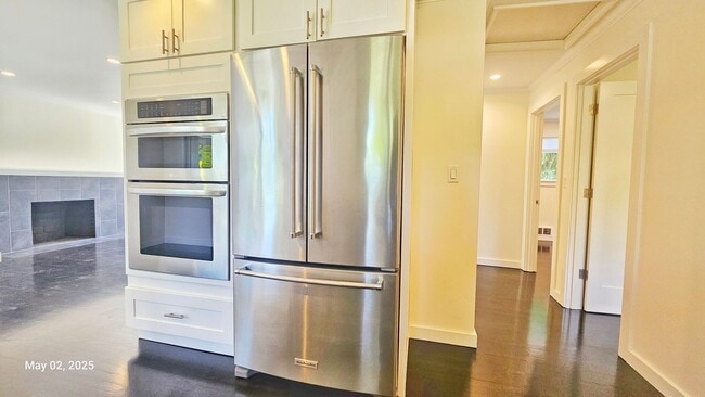 Building Photo - 3 Bed, 2 Bath Apartment in Prime Roosevelt...