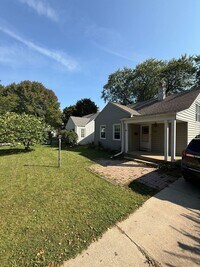 Building Photo - Charming 3-Bedroom Home in Whitefish Bay -...