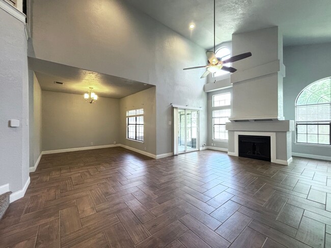 Building Photo - Updated Single Family Home with community ...