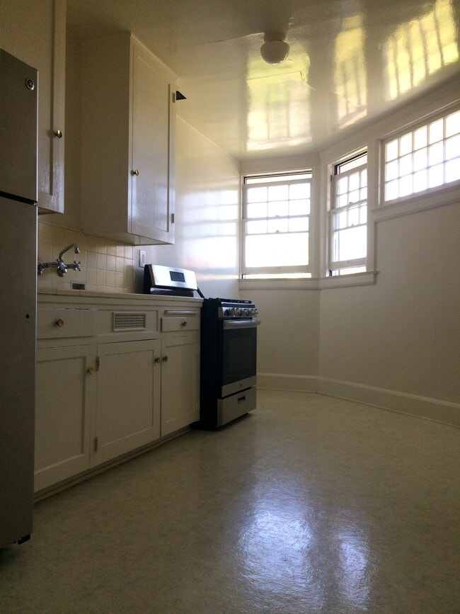 Building Photo - 105 S El Molino Ave