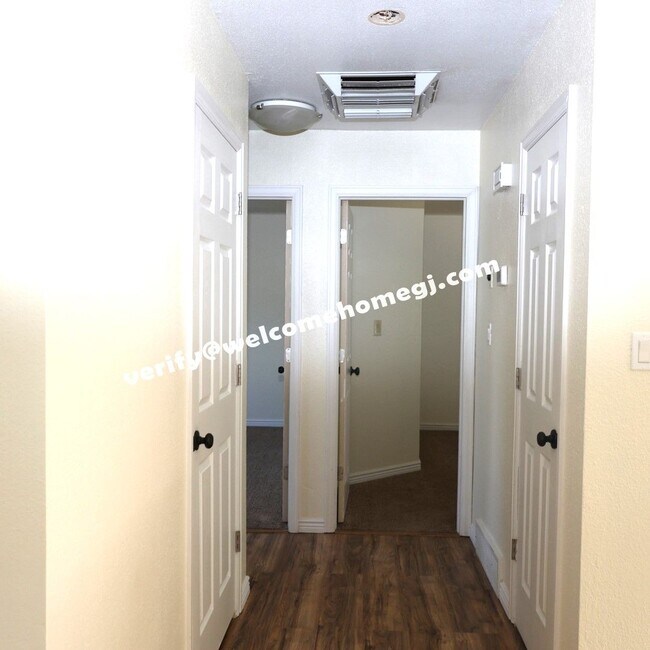 Building Photo - 2844 Lexington Ln