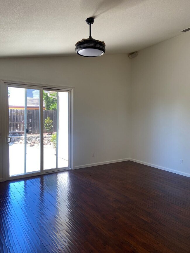 Building Photo - East Roseville - Near Olympus Point - 3 Bdrm, 2 Bath