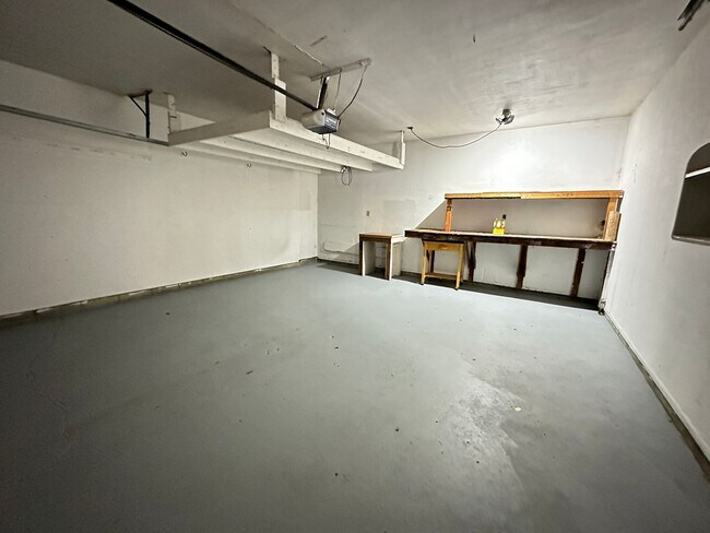 Building Photo - 3 Bedroom Home with Large Yard – Western Schools