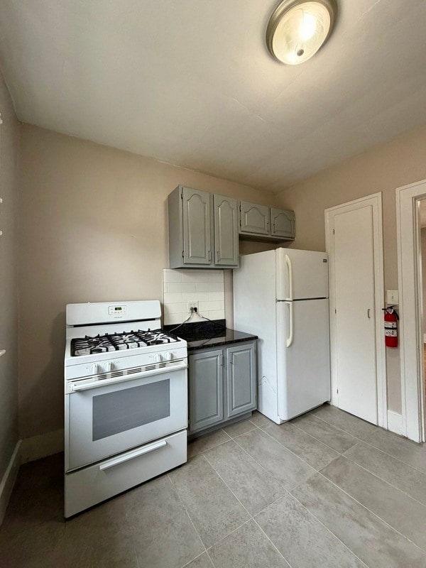 Building Photo - 168 Bondie St