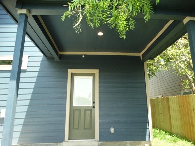 Building Photo - 7010 Lakeview Dr.