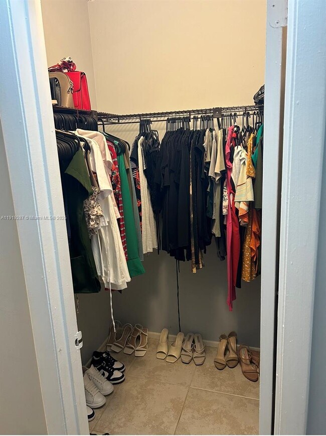 Building Photo - 2701 Riverside Dr