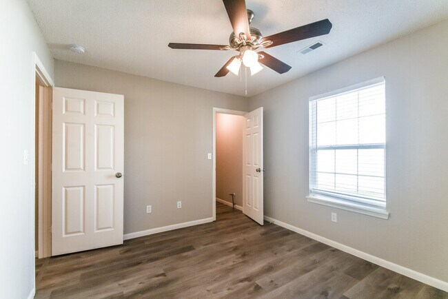 Building Photo - 17722 Sanibel Cir