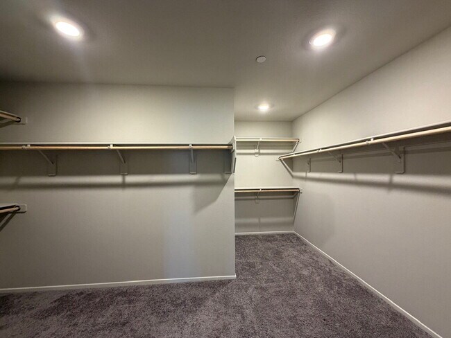 Building Photo - GATED 4 BED 2.5 BATH 2 CAR GARAGE SINGLE FAMILY HOME w/ LOFT, BEDROOM DOWNSTAIRS, NEXT TO COMMUNI...