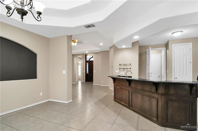 Building Photo - 516 Hackberry Ave