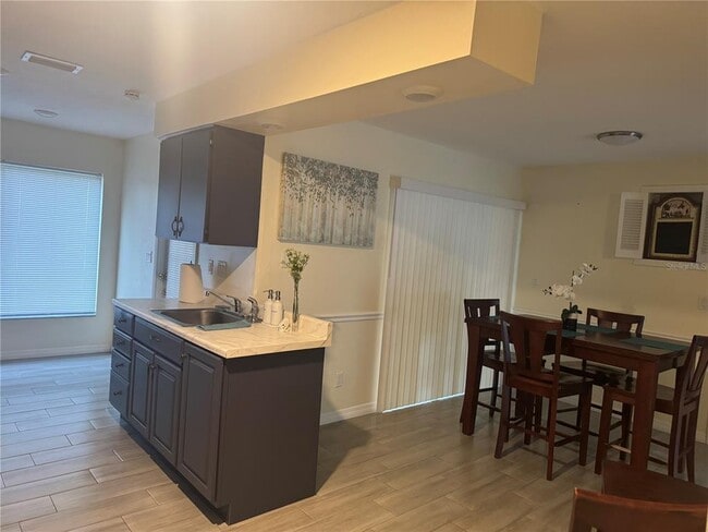 Building Photo - 2208 Valleybrook Ave