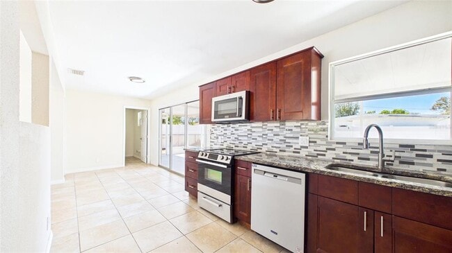 Building Photo - 4418 W Fairview Heights