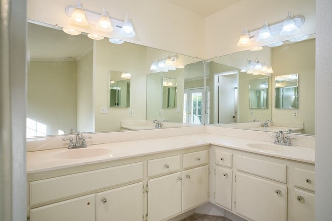 Building Photo - Lovely 3 Bedroom Home!