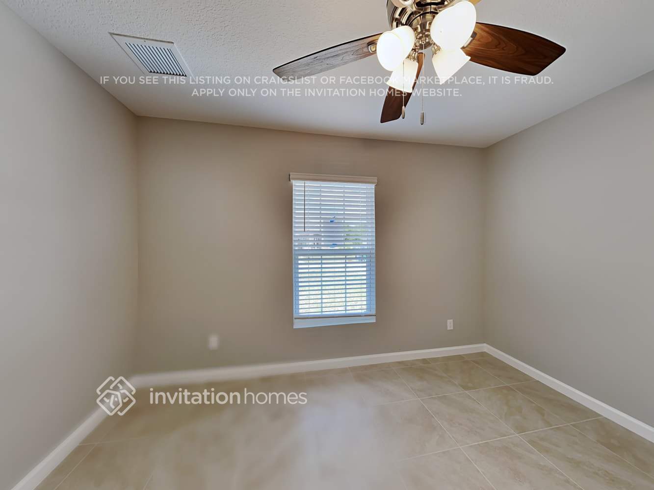 Building Photo - 851 SW Paar Dr