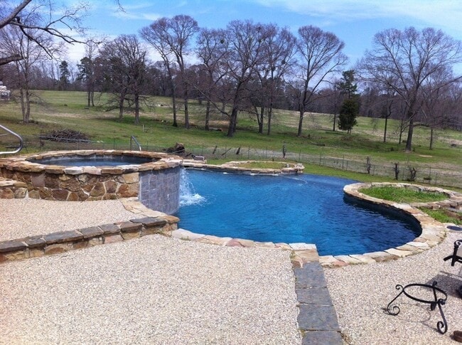 Building Photo - 3/2/2 Fenced yard, gunite pool and spa