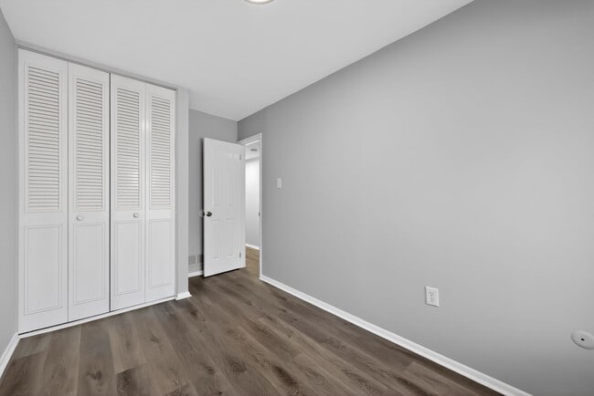 Building Photo - 122 Chelsea Cir