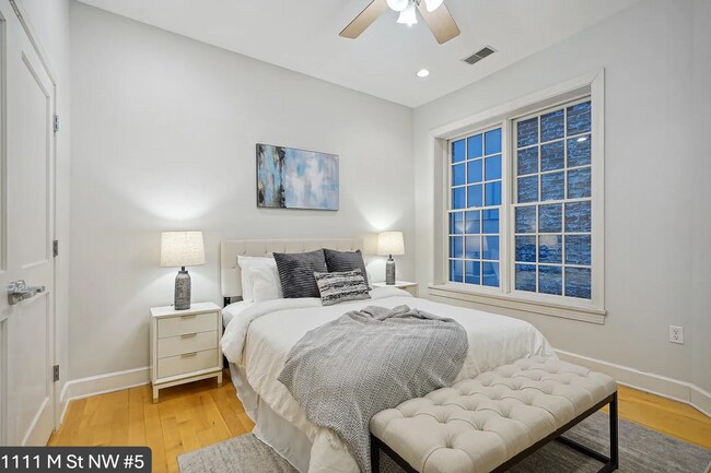 Building Photo - Charming 2 BR/2 BA Condo in Logan Circle!