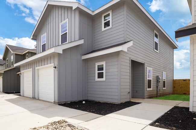 Building Photo - MOVE IN READY!!