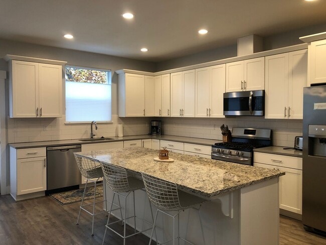 Building Photo - 5 Bedroom, 5.5 Bathroom Home in Hood River.