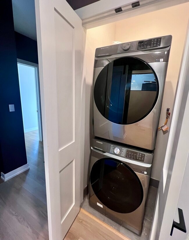 Building Photo - 1039 W Belmont Ave