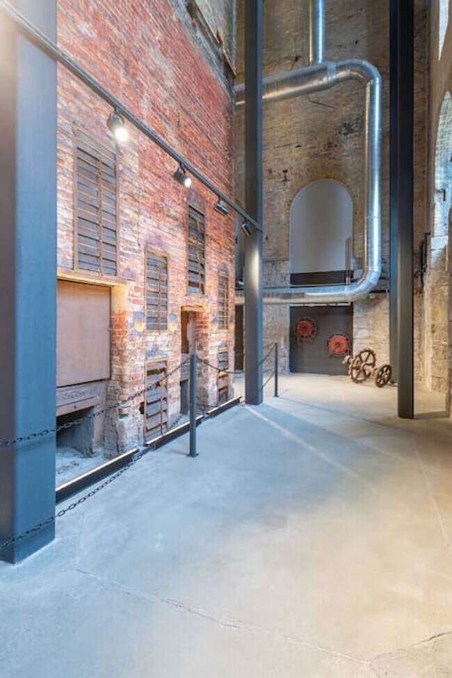 Building Photo - 1009 W Juneau Ave