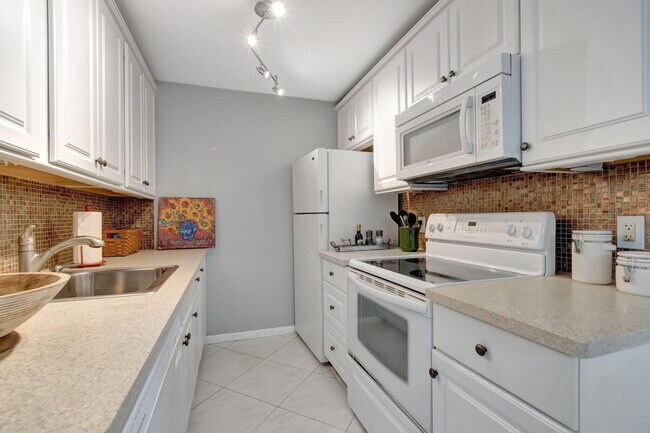 Building Photo - 3031 Cornwall B