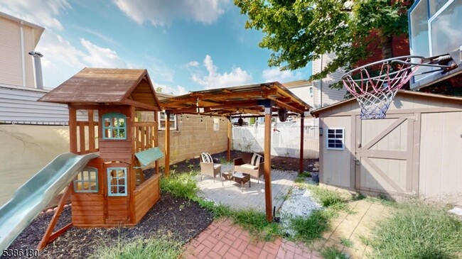 Building Photo - 277 2nd Ave W