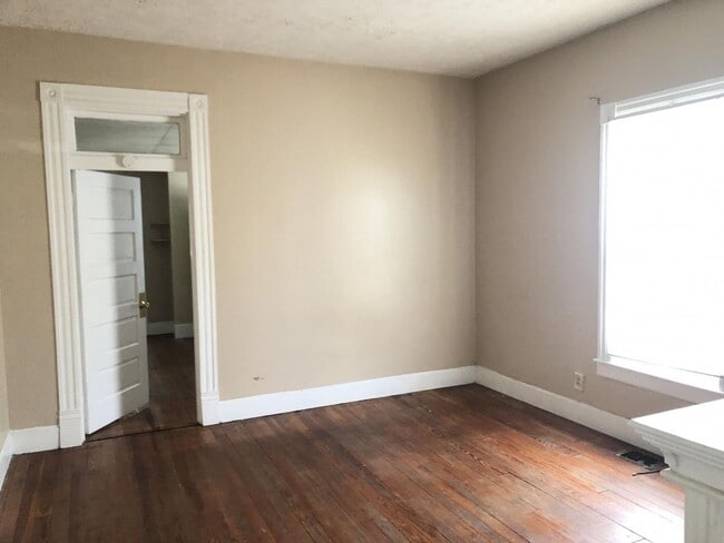 Building Photo - UK STUDENTS WELCOME! 5 Bedrooms, 2 Full Baths. UK CAMPUS ON WOODLAND AVE!