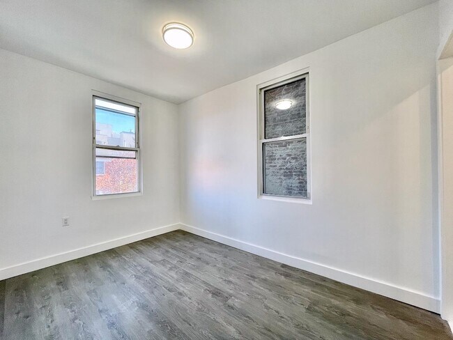 Building Photo - 389 Monmouth St