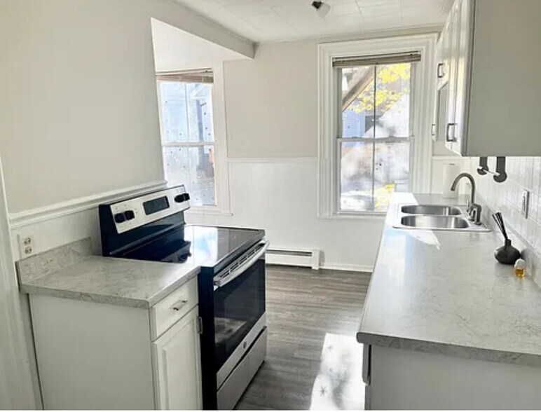 Building Photo - 112 Elm St