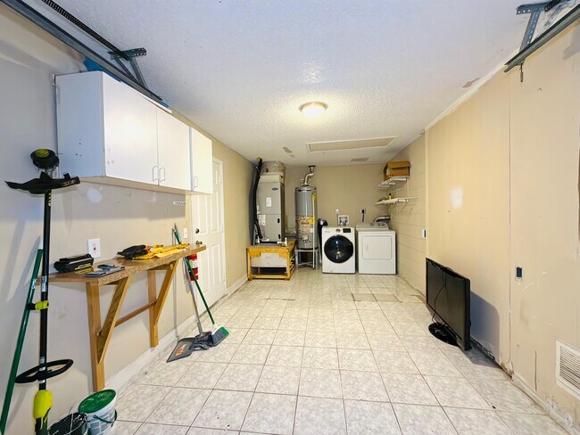 Building Photo - 6921 Long Needle Ct