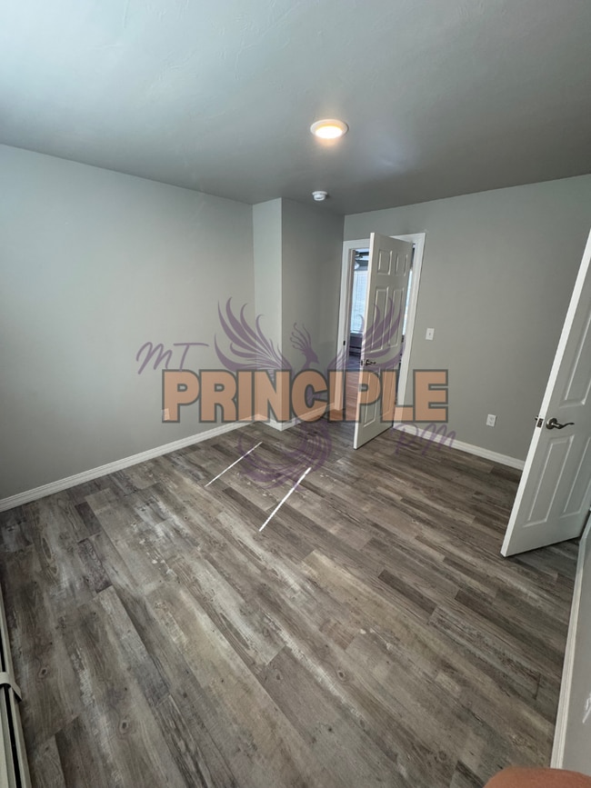 Building Photo - Renovated 2 bedroom Duplex on the flats