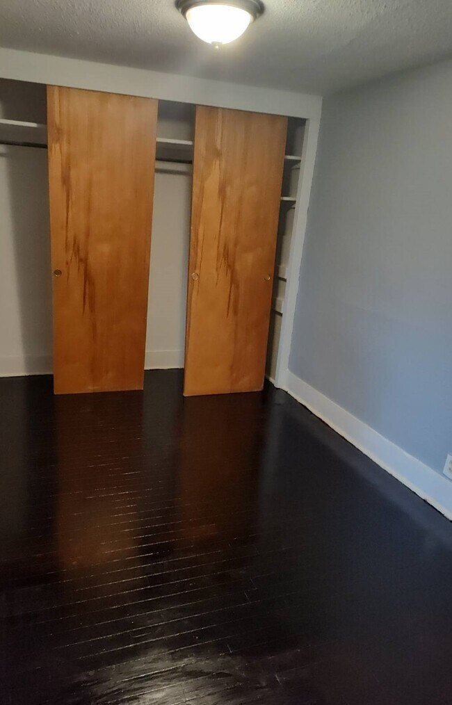 Building Photo - 811 N Pine St