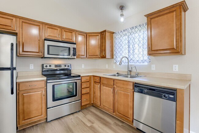 Building Photo - Bright & Spacious Elkhorn Home with Finish...