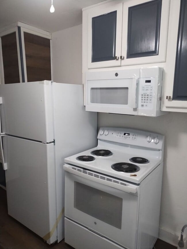 Building Photo - Two Bedroom, One Bath House! Apply-your application fee will be credited to your first month’s re...