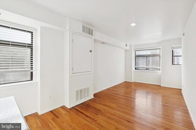 Building Photo - 319 S 10th St