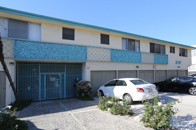 Building Photo - Clarington Capri