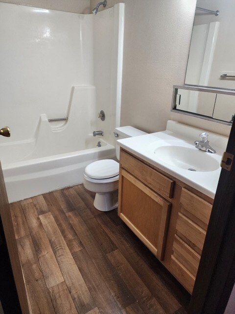 Building Photo - 2323 Shoreland Ave