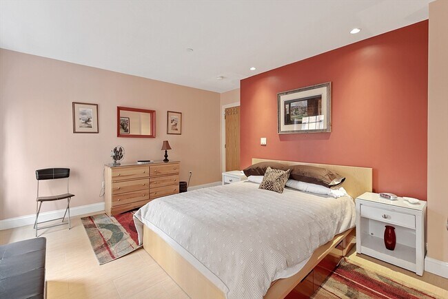 Building Photo - 99-105-105 Broad St