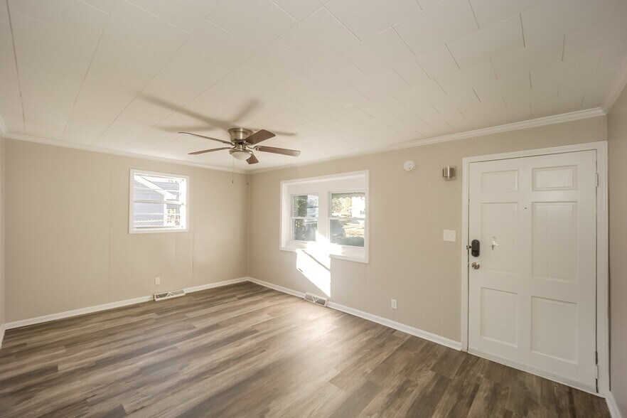 Building Photo - 206 E Crovat St